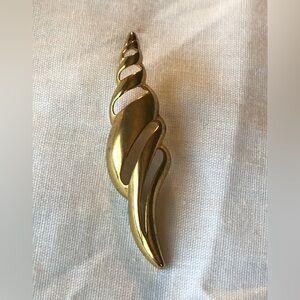 9744 Seashell Pin Brooch Gold Tone Lapel Collectible Approximately 1/2” x 2.25”